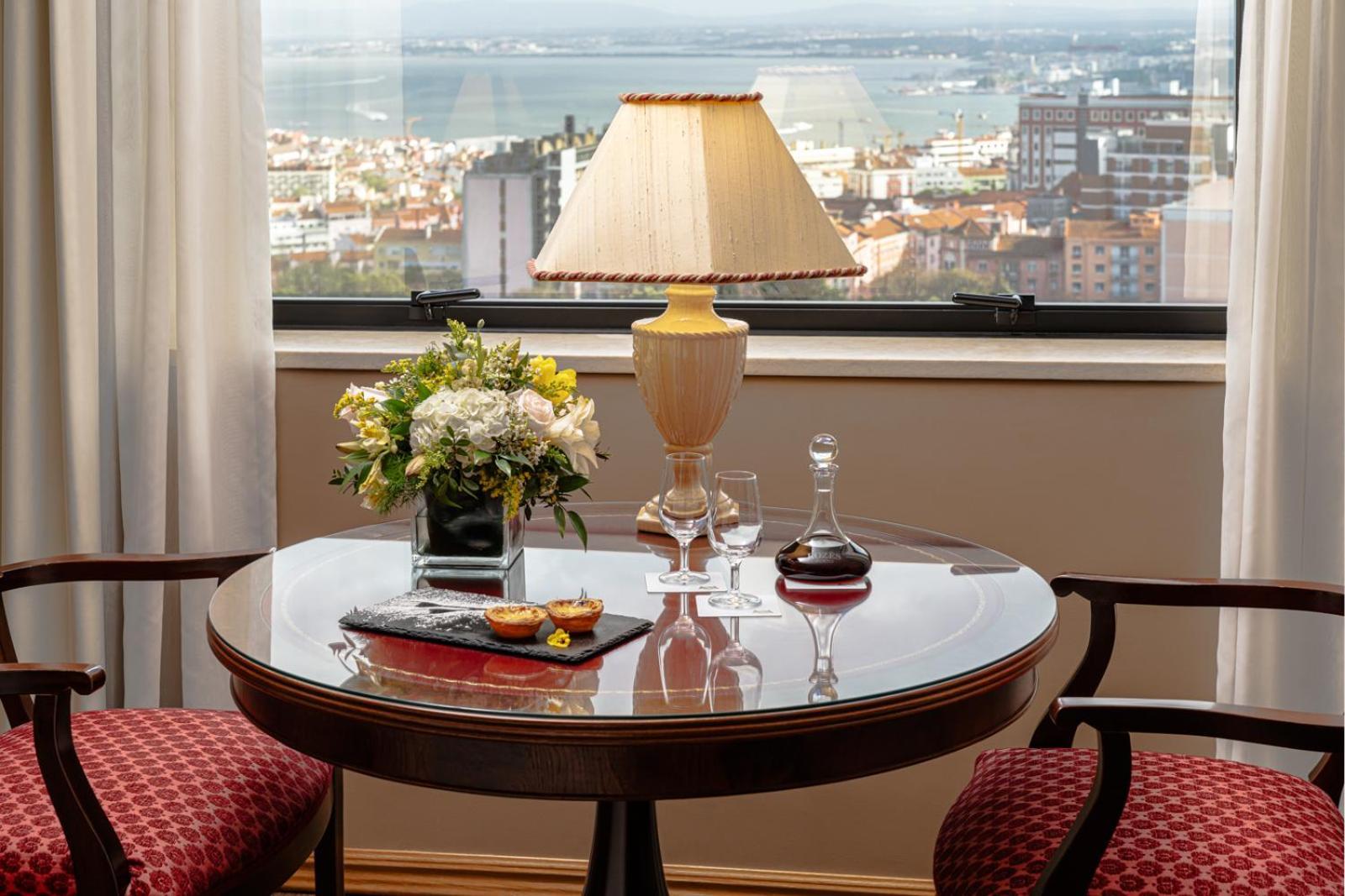 里斯波伯多禄酒店 Lisboa 外观 照片 A table with a lampshade