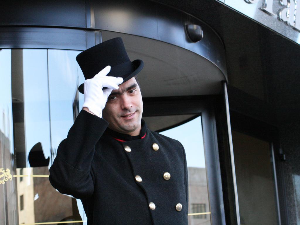 里斯波伯多禄酒店 Lisboa 外观 照片 A concierge at the entrance of a hotel